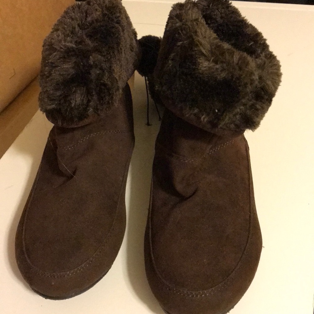 Cute boots with poms poms